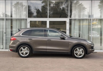 Подержанный автомобиль Porsche Cayenne 2011 года (4 фото)