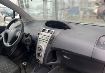 Подержанный автомобиль Toyota Yaris Hatchback 2007 года (10 фото)