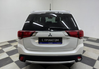 Подержанный автомобиль Mitsubishi Outlander 2015 года (6 фото)