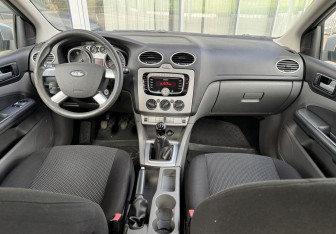 Подержанный автомобиль Ford Focus Sedan 2011 года (9 фото)