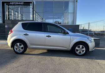 Подержанный автомобиль Kia Ceed Hatchback 2011 года (4 фото)