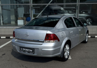 Подержанный автомобиль Opel Astra Sedan 2013 года (8 фото)