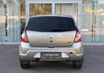 Подержанный автомобиль Renault Sandero 2010 года (6 фото)
