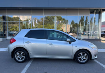 Подержанный автомобиль Toyota Auris Hatchback 2009 года (7 фото)