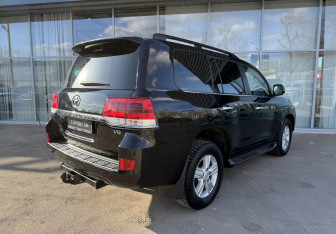 Подержанный автомобиль Toyota Land Cruiser Suv 2020 года (4 фото)