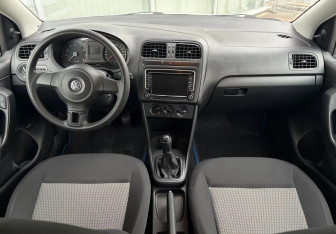 Подержанный автомобиль Volkswagen Polo Sedan 2013 года (9 фото)