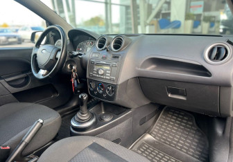 Подержанный автомобиль Ford Fiesta Hatchback 2008 года (9 фото)