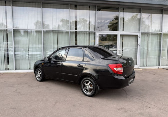 Подержанный автомобиль LADA (ВАЗ) Granta Sedan 2013 года (7 фото)