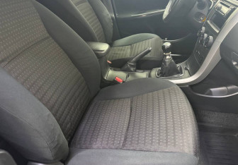 Подержанный автомобиль Toyota Corolla Sedan 2012 года (9 фото)