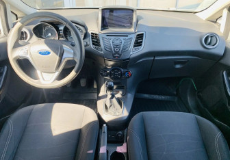 Подержанный автомобиль Ford Fiesta Sedan 2015 года (9 фото)