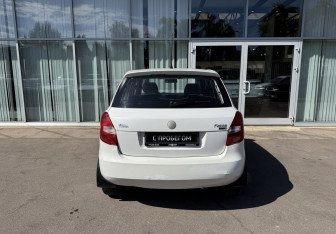 Подержанный автомобиль Skoda Fabia Hatchback 2007 года (6 фото)