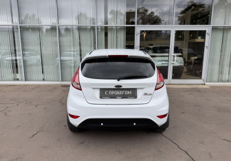 Подержанный автомобиль Ford Fiesta Hatchback 2016 года (6 фото)