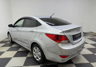 Подержанный автомобиль Hyundai Solaris Sedan 2011 года (7 фото)