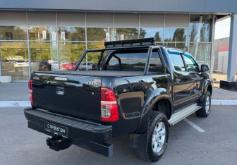 Подержанный автомобиль Toyota Hilux 2012 года (5 фото)