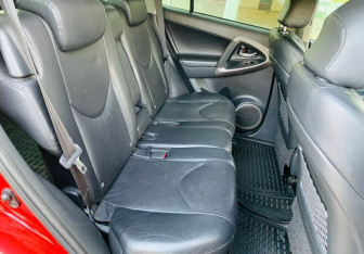 Подержанный автомобиль Toyota RAV4 2007 года (11 фото)