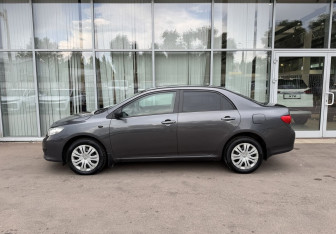 Подержанный автомобиль Toyota Corolla Sedan 2009 года (8 фото)