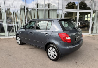Подержанный автомобиль Skoda Fabia Hatchback 2010 года (7 фото)