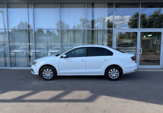 Подержанный автомобиль Volkswagen Jetta Sedan 2016 года (8 фото)