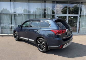 Подержанный автомобиль Mitsubishi Outlander 2021 года (7 фото)
