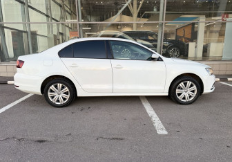 Подержанный автомобиль Volkswagen Jetta Sedan 2016 года (4 фото)