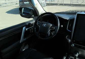 Подержанный автомобиль Toyota Land Cruiser Suv 2020 года (12 фото)