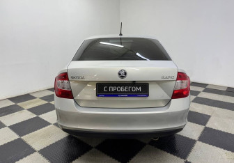 Подержанный автомобиль Skoda Rapid Liftback 2016 года (6 фото)