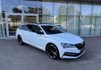 Подержанный автомобиль Skoda Superb Wagon 2019 года (3 фото)