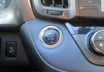 Подержанный автомобиль Toyota RAV4 2013 года (20 фото)