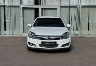 Подержанный автомобиль Opel Astra Sedan 2012 года (2 фото)