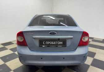Подержанный автомобиль Ford Focus Sedan 2010 года (6 фото)