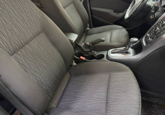 Подержанный автомобиль Opel Astra Sedan 2014 года (9 фото)