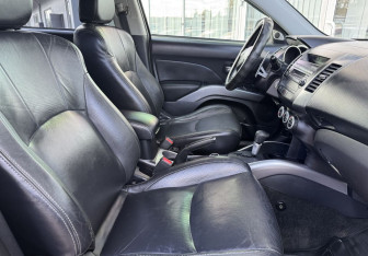 Подержанный автомобиль Mitsubishi Outlander 2007 года (10 фото)