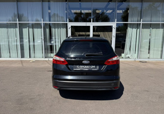 Подержанный автомобиль Ford Focus Wagon 2012 года (6 фото)