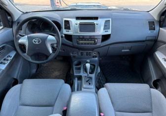 Подержанный автомобиль Toyota Hilux 2012 года (10 фото)