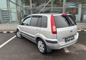 Подержанный автомобиль Ford Fusion 2007 года (5 фото)