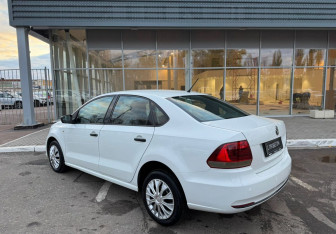 Подержанный автомобиль Volkswagen Polo Sedan 2016 года (7 фото)