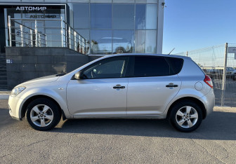 Подержанный автомобиль Kia Ceed Hatchback 2011 года (8 фото)