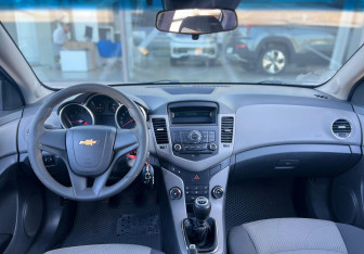Подержанный автомобиль Chevrolet Cruze Sedan 2010 года (9 фото)