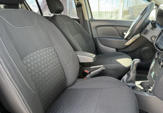 Подержанный автомобиль Renault Sandero 2014 года (10 фото)
