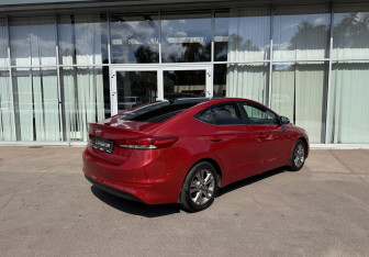 Подержанный автомобиль Hyundai Elantra Sedan 2018 года (5 фото)