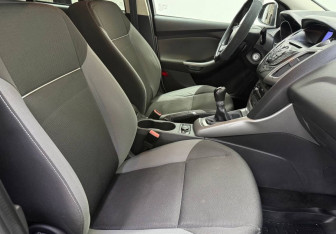 Подержанный автомобиль Ford Focus Sedan 2011 года (10 фото)