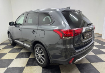 Подержанный автомобиль Mitsubishi Outlander 2018 года (7 фото)