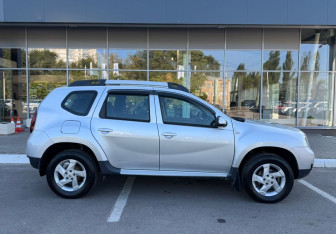 Подержанный автомобиль Renault Duster 2017 года (4 фото)