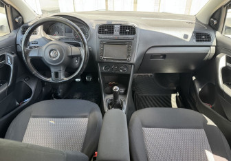 Подержанный автомобиль Volkswagen Polo Sedan 2011 года (9 фото)