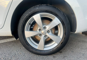 Подержанный автомобиль Skoda Rapid Liftback 2015 года (12 фото)