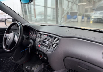 Подержанный автомобиль Kia Rio Sedan 2009 года (10 фото)