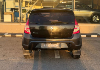 Подержанный автомобиль Renault Sandero 2011 года (8 фото)