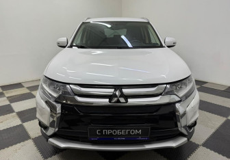 Подержанный автомобиль Mitsubishi Outlander 2015 года (2 фото)