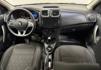 Подержанный автомобиль Renault Sandero 2018 года (10 фото)