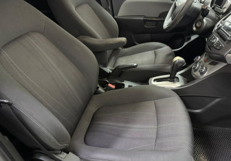 Подержанный автомобиль Chevrolet Aveo Hatchback 2013 года (9 фото)